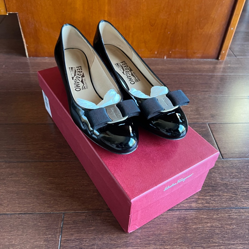 Salvatore Ferragamo Vara Pump size 6.5